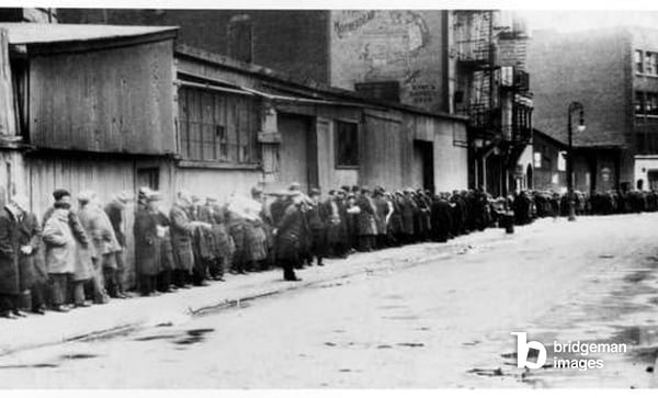 Breadline at McCauley Water Street Mission under Brooklyn Bridge, New York, c.1930-34 (b/w photo) / Bridgeman Images