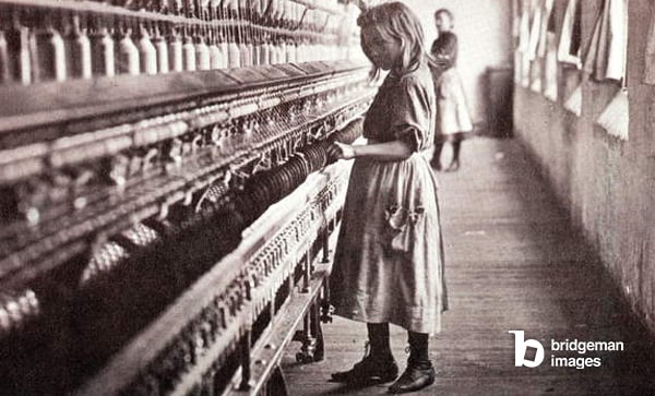 Children working in spinning shed, 1910 © Bridgeman Images 