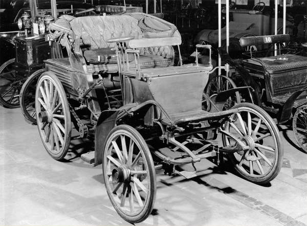 Benz car, 1898 (bw photo), French Photographer, (19th century)  CNAM, Conservatoire National des Arts et Metiers, Paris  Bridgeman Images  2634648