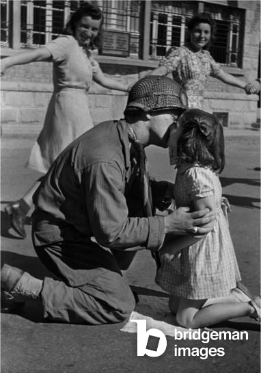 Kiss of Liberation, 1944 (b/w photo) © Tony Vaccaro. All rights reserved 2022 / Bridgeman Images