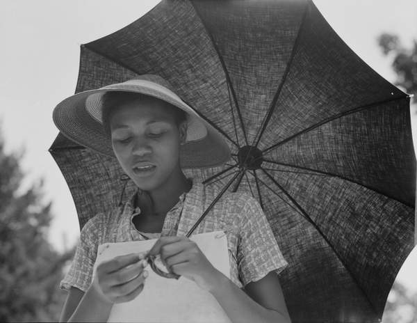 African American migrant worker in Louisiana, 1937 (b/w photo), Dorothea Lange, (1895-1965) / Private Collection / Bridgeman Images