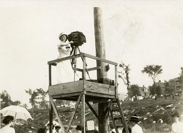 Beals at work, c.1905-40 (gelatin silver photo), Beals, Jessie Tarbox (1871-1942)  Collection of the New-York Historical Society, USA  © New York Historical Society  Bridgeman Images 