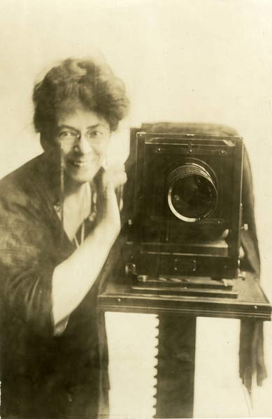 Beals self-portrait, c.1918-20 (gelatin silver photo), Beals, Jessie Tarbox (1871-1942)  Collection of the New-York Historical Society, USA  © New York Historical Society  Bridgeman Images 