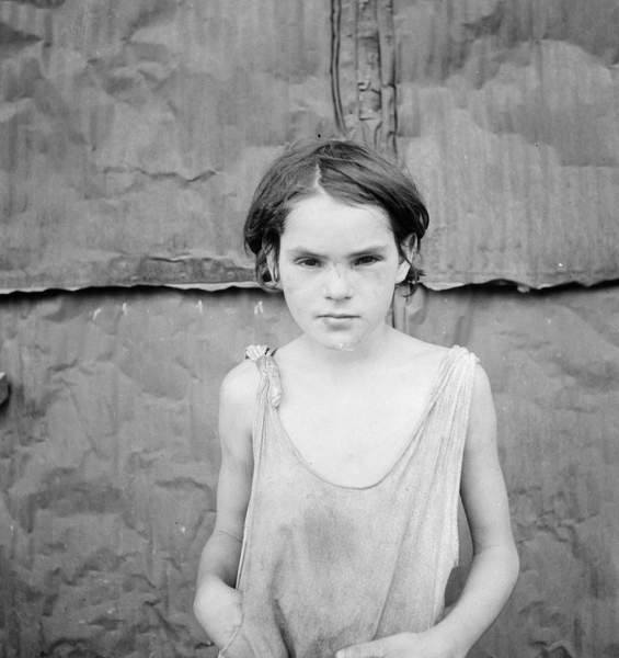 Child living in Oklahoma City shacktown, 1936 (b/w photo), Dorothea Lange (1895-1965) / Private Collection / Bridgeman Images