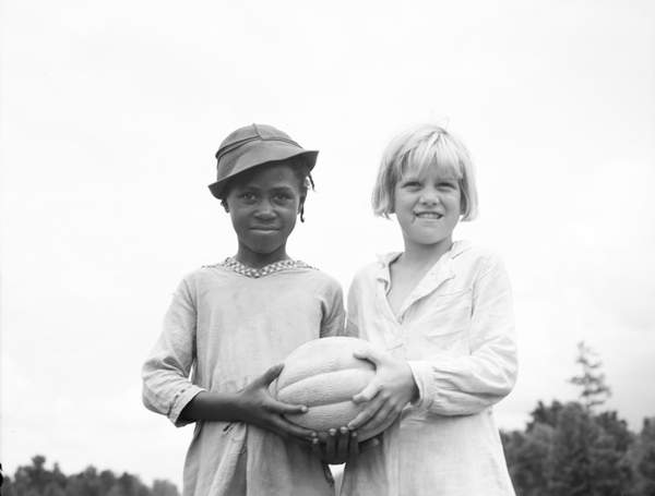 Children at Hill House, Mississippi, 1936 (b/w photo), Dorothea Lange (1895-1965) / Private Collection / Bridgeman Images