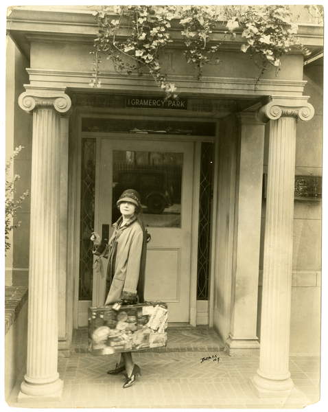 Mabel Herbert Urner, author of Helen & Warren ready for trip to Europe, c.1905-40 (gelatin silver photo) Beals, Jessie Tarbox (1871-1942) Collection of the New-York Historical Society, USA © New York Historical Society Bridgeman Images