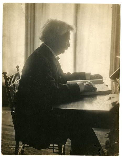 Mark Twain, 1906 (gelatin silver photo), Beals, Jessie Tarbox (1871-1942)  Collection of the New-York Historical Society, USA  © New York Historical Society  Bridgeman Images 