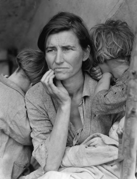 Migrant Mother Destitute pea pickers in Nipoma, California, 1936 (b/w photo), Lange, Dorothea (1895-1965) / Private Collection / Bridgeman Images