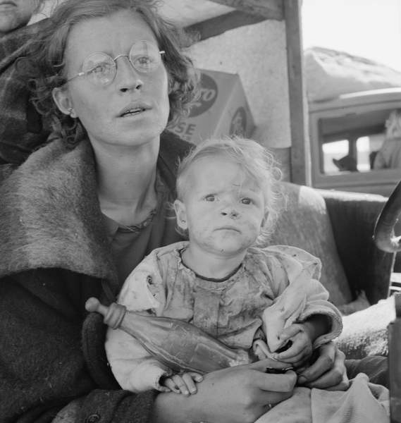 Mother and baby of family on the road, California, 1939 (b/w photo), Lange, Dorothea (1895-1965) / Private Collection / Bridgeman Images
