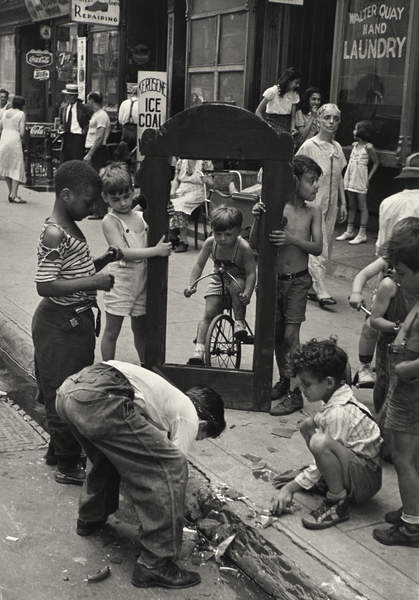 New York, c.1940 (gelatin silver print), Levitt, Helen (1913-2009)  Museum of Fine Arts, Houston, Texas, USA  © Museum of Fine Arts, Houston Bridgeman Images
