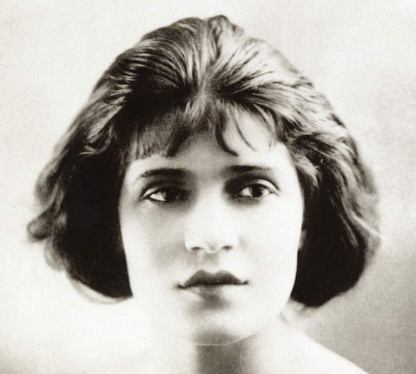 Tina Modotti, actress and photographer in Hollywood, 1920 (bw photo) © Galerie Bilderwelt  Bridgeman Images