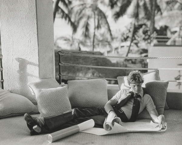 Amelia Earhart (1897-1937) looking at charts, 1936 (b/w photo), American Photographer, (20th century) / Schlesinger Library, Radcliffe Institute, Harvard University / © Schlesinger Library, Radcliffe Institute, Harvard / Bridgeman Images