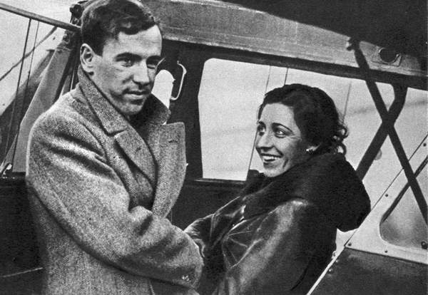 Amy Johnson (1903-1941) English aviator, about to set out for Cape Town 1932. Johnson saying goodbye to her husband, fellow pilot James Mollison, before starting off. She created a new record for a solo flight from London to Cape Town, completing the trip in 4 days, 6 hours and 54 minutes, beating her husband's record by 10 hours, 28 minutes. / Universal History Archive/UIG / Bridgeman Images