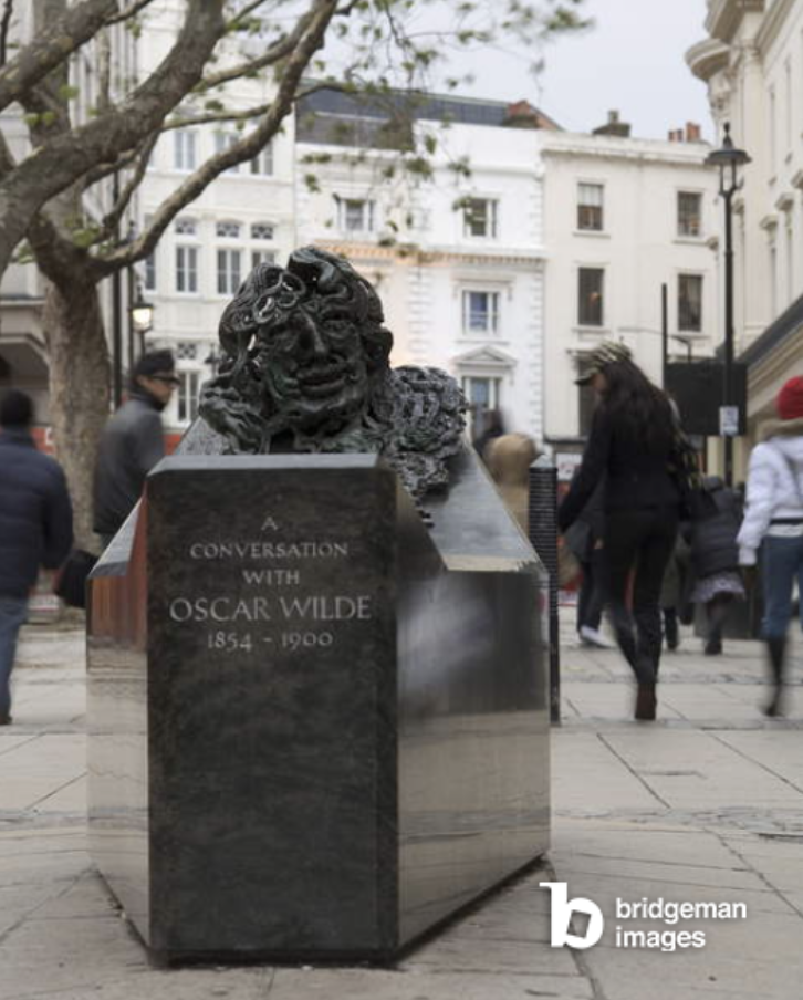 &#39;A Conversation with Oscar Wilde&#39; by Maggi Hambling, Adelaide Street (photo), Hambling, Maggi / London, UK / © View Pictures / © Maggi Hambling. All rights reserved 2022 / Bridgeman Images