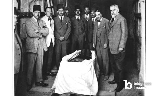 Image of The archaeologists and Egyptian government officials at the examination of Tutankhamun's mummy (b/w photo), The Illustrated London News Picture Library, London, UK, mummy is that of 18 year old; © Bridgeman Images
