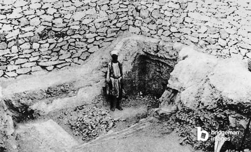 Image of The 'Step cut in the Rock', which led Mr Carter to the discovery of Tutankhamun's tomb: the entrance before excavation (b/w photo), The Illustrated London News Picture Library, London, UK, © Bridgeman Images