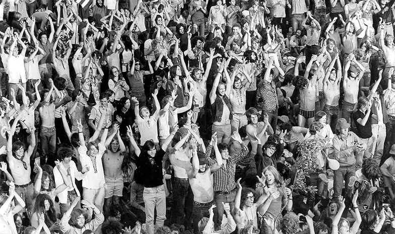 Crowd at the Bob Dylan concert at the Isle of Wight, 1st September 1969 (b/w photo) / Bridgeman Images