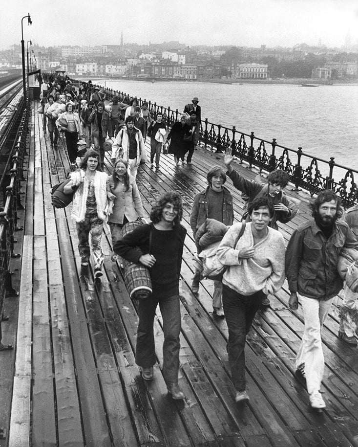 Hippies on their way home from the Isle of Wight Festival, 31st August 1970 / Bridgeman Images