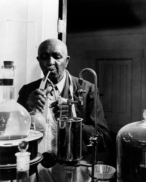 Portrait of George Washington Carver in a laboratory / Mondadori Portfolio