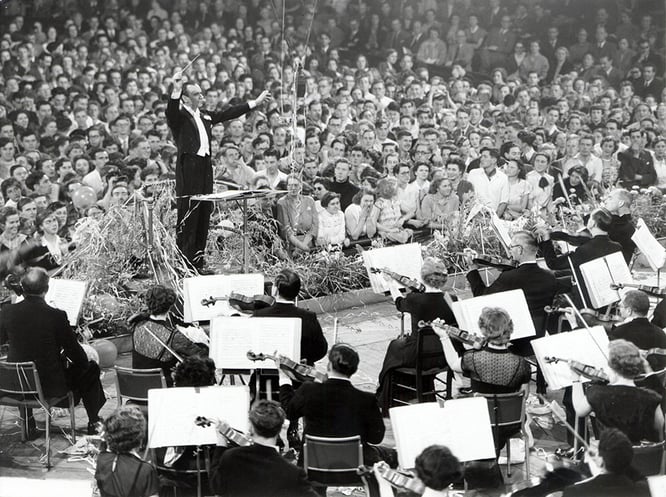 Last Night of the Proms with Sir Malcolm Sargent conducting at Royal Albert Hall , London, 1954 / Lebrecht Music Arts 