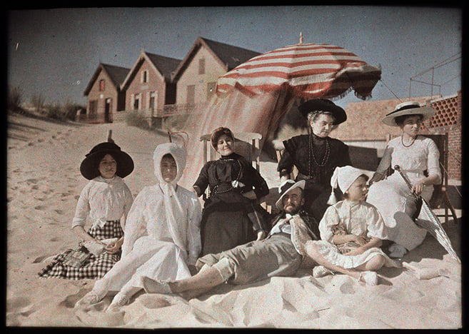 Family in the sea baths, ca. 1910 - Antoine's Autochrome. / Photo © Selva / Bridgeman Images