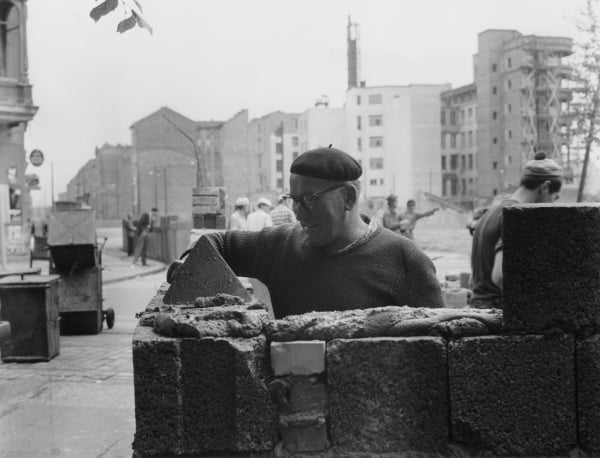 Construction of the Berlin Wall at the corner of Lindenstrasse and Zimmerstrasse, 18 August 1961 (b/w photo), German School, (20th century) / Deutsches Historisches Museum, Berlin, Germany / © DHM