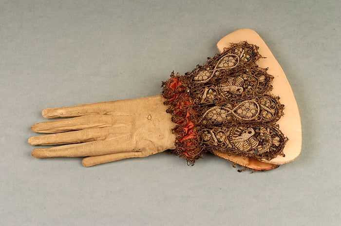 Ladies' single glove with elongated fingers and gauntlet, c.1600-20, English School, (17th C) / Fashion Museum, Bath and North East Somerset Council / The Glove Collection Trust 