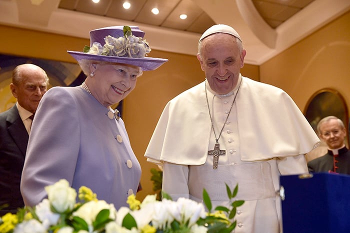 Queen Elizabeth II of the United Kingdom meeting Pope Francis at the Vatican, 2014 (photo) / Private Collection / © Leemage