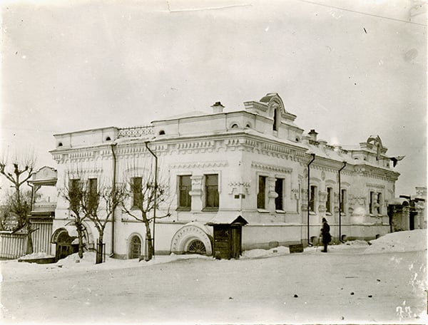  The Ipatiev House in Ekaterinburg, where Tsar Nicholas II and the other members of the Russian Imperial Family were murdered., 1918 (b/w photo), Unknown photographer (20th century) / Private Collection / Photo © Tobie Mathew Collection / Bridgeman Images