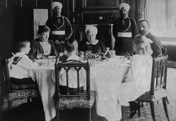 Queen Victoria with her son Edward VII and family (b/w photo), German Photographer, (19th century) / © SZ Photo / Knorr & Hirth