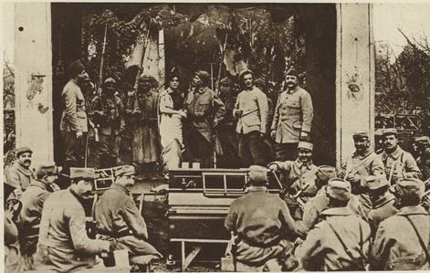 ww1-wwi-theatre-france-french-soldiers-1916-verdun-entertainment