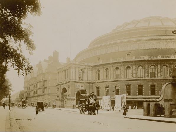 General view of the Royal Albert Hall (photo), English Photographer, (19th century) / Private Collection / © Look and Learn / Peter Jackson Collection