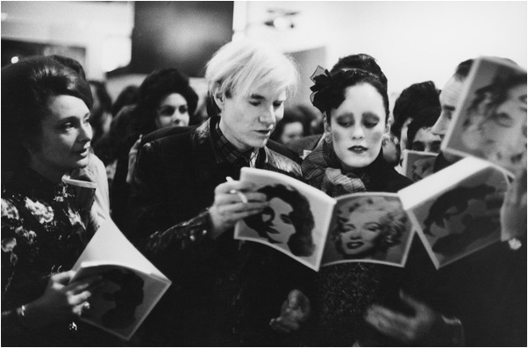 Andy Warhol Tate Gallery, London (b/w photo) / Photo © Neil Libbert