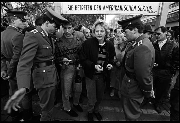 Border control check the passes of citizens returning to the GDR after having visit West Berlin, Checkpoint Charlie, Bezirk, Kreuzberg, 10th November 1989 (b/w photo) / Berlin, Germany / © H.P. Stiebing