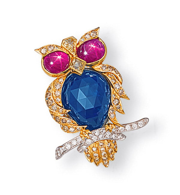 Clip brooch (sapphire, star rubies, coloured diamonds, diamonds, white gold & yellow gold), Etcetera Private Collection / Photo © Christie's Images