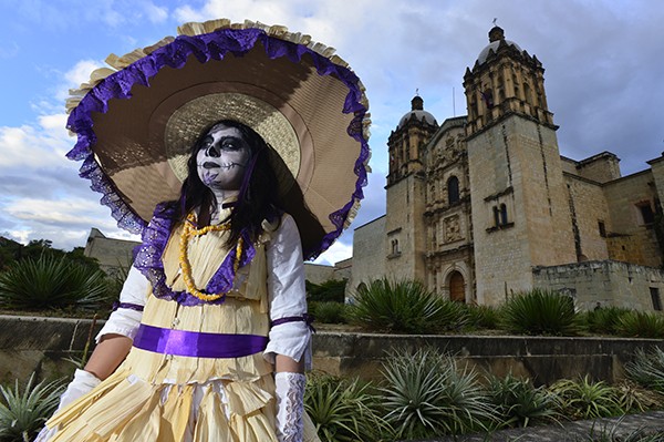 A woman in Day of the Dead costume and make up in a comparsa, or street parade (photo) / Raul Touzon/National Geographic Creative