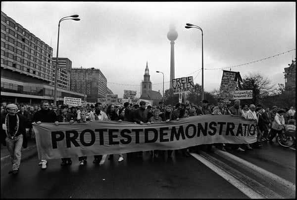 Protesters holding 'Protestdemonstration' banner, in Alexanderplatz, Berlin, East Germany, 4th November 1989 (b/w photo) / Berlin, Germany / © H.P. Stiebing