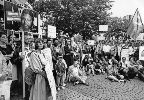 Germans demonstrating for Nelson Mandela to be freed from prison (b/w photo) / © SZ Photo / Karl-Heinz Egginger