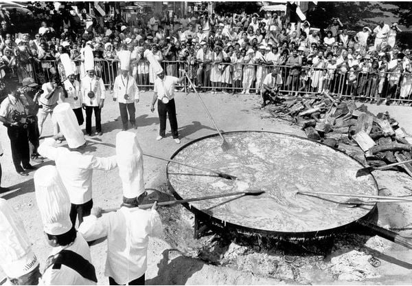 Giant omelette made with 10000 eggs by Louisiana, New Caledonia and French cookers September 14, 1988