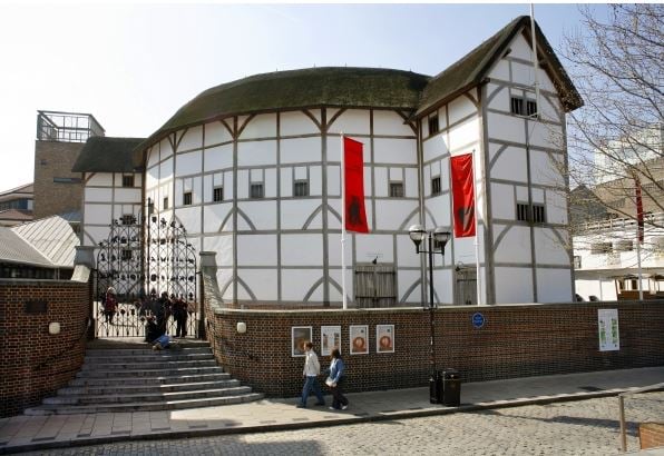  Shakespeare's Globe, Stage and seating, opened in 1997; Southwark, London, UK (photo) / © Peter Phipp/Travelshots