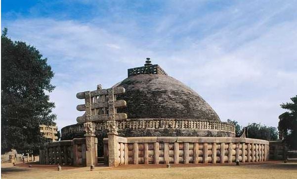 India, Madhya Pradesh, Sanchi, Great Stupa, western gateway (1st Century bC) / De Agostini Picture Library / G. Nimatallah