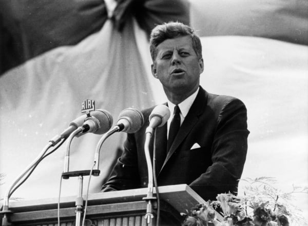United States President John F. Kennedy making a speech to more than 450,000 Berliners in Rudolph Wilde Square, 26th June 1963 (b/w photo) / Deutsches Historisches Museum, Berlin, Germany / © DHM