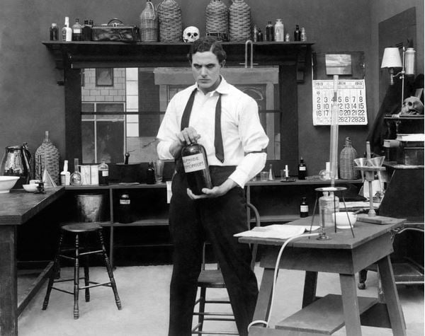 mad-scientist-lab-film-1913