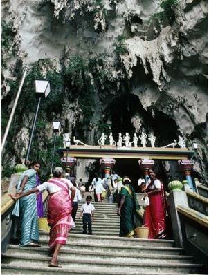 Malaysia, Outside The Kuala Lumpur Batu Caves ( A Major Hindu Shrine) / Omniphoto /UIG / Bridgeman Images