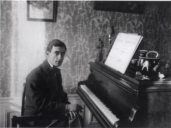 Maurice Ravel (1875-1937) (b/w photo), French Photographer, (20th century) / Private Collection / Archives Charmet 
