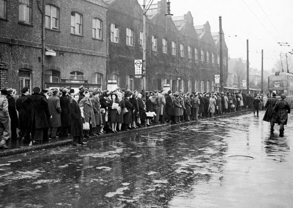 The queue to get home outside a suburban tube station, c.1946 (b/w photo) / London, UK / © Mirrorpix / Bridgeman Images
