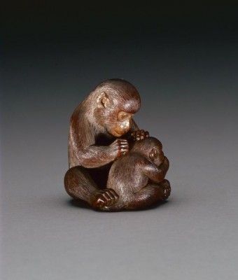 Netsuke depicting a mother monkey and her son, c.1880-1900 (for reverse see 208393), Suzuki Tokuku / Private Collection / Paul Freeman / Bridgeman Images