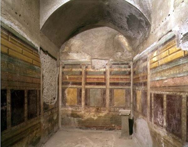  A room decorated with trompe l'oeil frescoes in the second style of Roman painting from the House of the Silver Wedding, Pompeii, mid 1st century BC (fresco) / Museo Archeologico Nazionale, Naples, Italy / Roger-Viollet, Paris