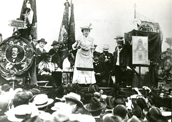 Rosa Luxemburg (1871-1919) addressing a meeting after the Second International Social Democrativ Congress, Stuttgart, 1907. Founder with Karl Liebknecht of the KPD, the German Communist Party / Universal History Archive/UIG 