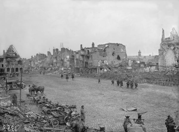 Ruins of Peronne, Somme, 1917 (b/w photo), by Jacques Moreau (b.1887) / Archives Larousse 